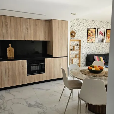 Posidonia Apartment, Ground Floor With Garden,3 Swimming Pools, Jacuzzi,parking Space Apartmán